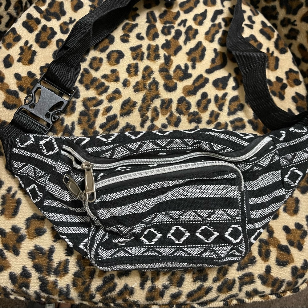 Super cute fanny pack never used in excellent condition